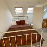 Entire House Wimbledon Lodge