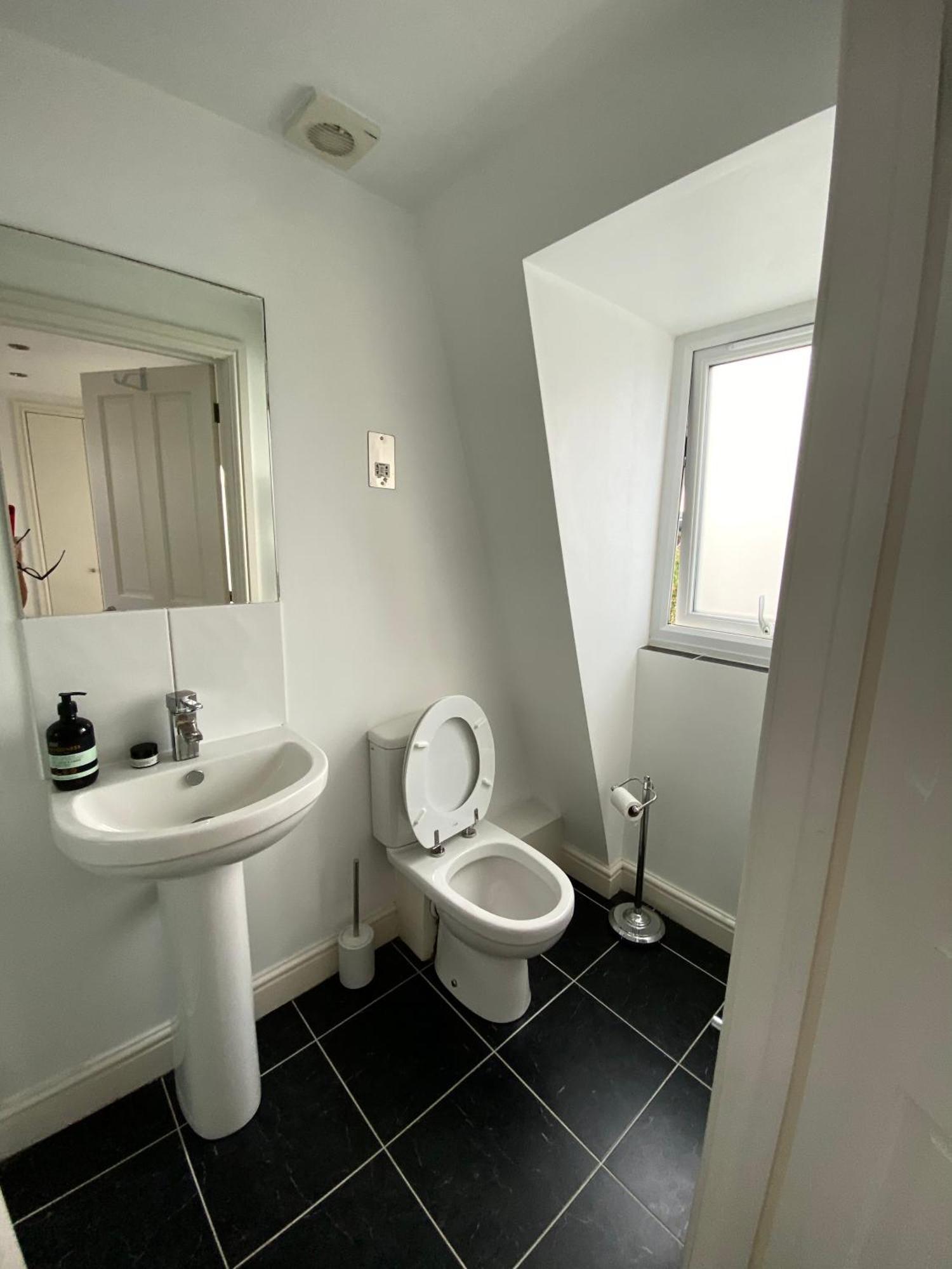 Entire House Wimbledon Londra